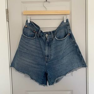 Madewell Momjean Short in Willis (Medium Wash)